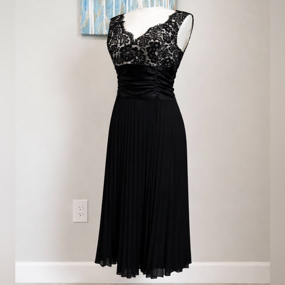 JS Boutique Dresses & Skirts - JS Boutique Dress Black Lace w Pleated Bottom Gorgeous Ruched Waist FLATTERING